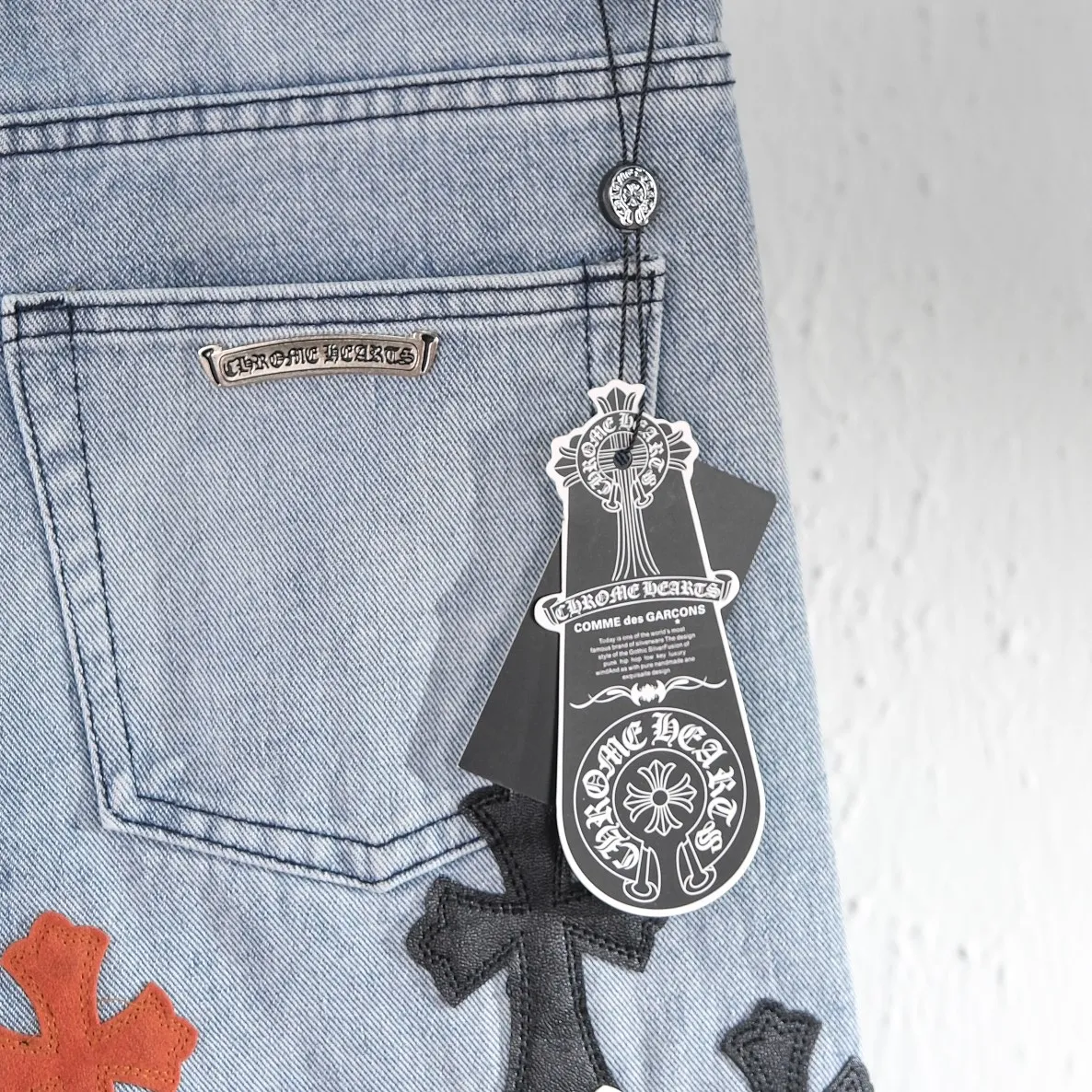 P290 (top version) Chrome hearts new city-limited flame blue jeans Chrome hearts city-limited jeans Hardware customization Original development vintage levis American-made 501 black and gray base version Levi's American-made 501 base version Imported sheepskin 925 silver remake [Top heavy industry fashion design] Consistently high-street luxury style. Speaking of this style, the Zangyin family and GU family are definitely the leading representative brands. Especially the Zangyin family has really achieved a state-of-the-art effect in creating high-street style. The unique washed material is used to create this style. The color system is already quite eye-catching. After it is decorated with patchwork cross flowers, it cleverly highlights the charm of the brand. Secondly, this style uses classic The high-waist cutting design highlights the long legs and fashionable temperament of the upper body. The brand is highly recognizable and the slim fit configuration is more suitable for daily wear. It is a product that interprets personality, fashion, and specifications at a glance. This single product is enough to make any fan excited. It can be a white T-shirt for a youthful college style, or a tight suspender for a royal style. It has strong matching ability and can be easily controlled by men.  [Materials and craftsmanship] Needless to say, this point goes without saying. As an excellent craftsman brand, Zangyin’s requirements for details and craftsmanship are really perfect. The washed color of this model has gone through so many processes, not to mention the embellishment of denim appliques. It is also purely hand-made and sewn. Just like what they believe in, only hand-made things have soul and have the meaning of wear. A top-notch heavy-duty fashionable denim item, I look forward to your perfect interpretation! !  Color: Blue Size: S M L XL
